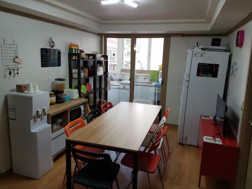 Bed & Breakfast Roommate In Ehwa