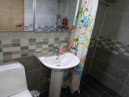 Bed & Breakfast Roommate In Ehwa