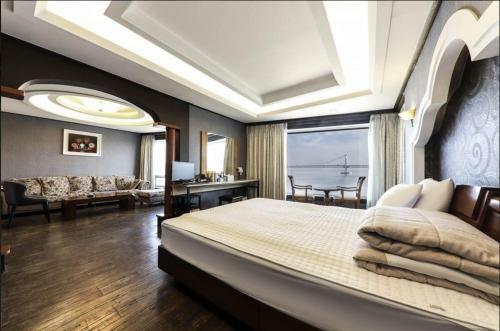 Bridge Hotel