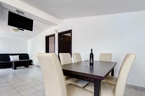 David & Hanna Apartments