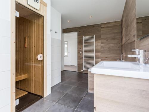 Holiday Home Buitenhof de Leistert