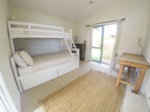 Coast Retreat Muriwai - Walk To The Beach!