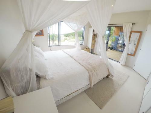 Coast Retreat Muriwai - Walk To The Beach!