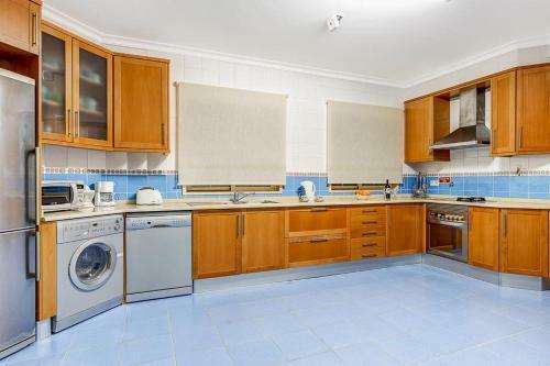 Gale Villa Sleeps 8 Pool Air Con Wifi
