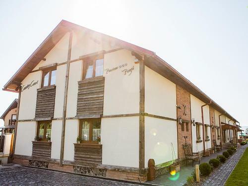 Bed & Breakfast Country Court