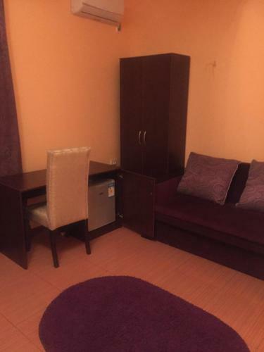 Hostal Ronai Holl Guest House