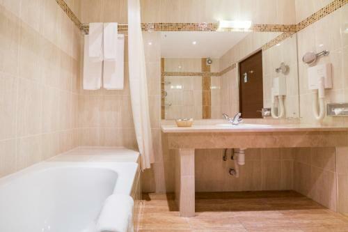 Arthurs Village & Spa Hotel