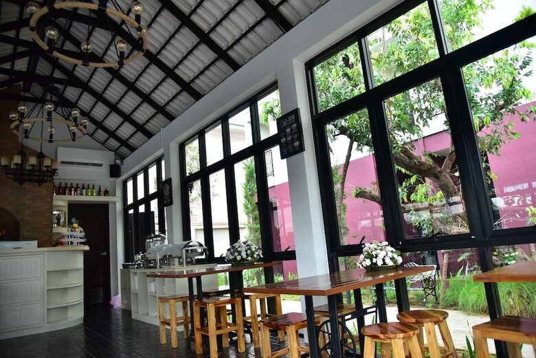Ploy's Pearl Hotel