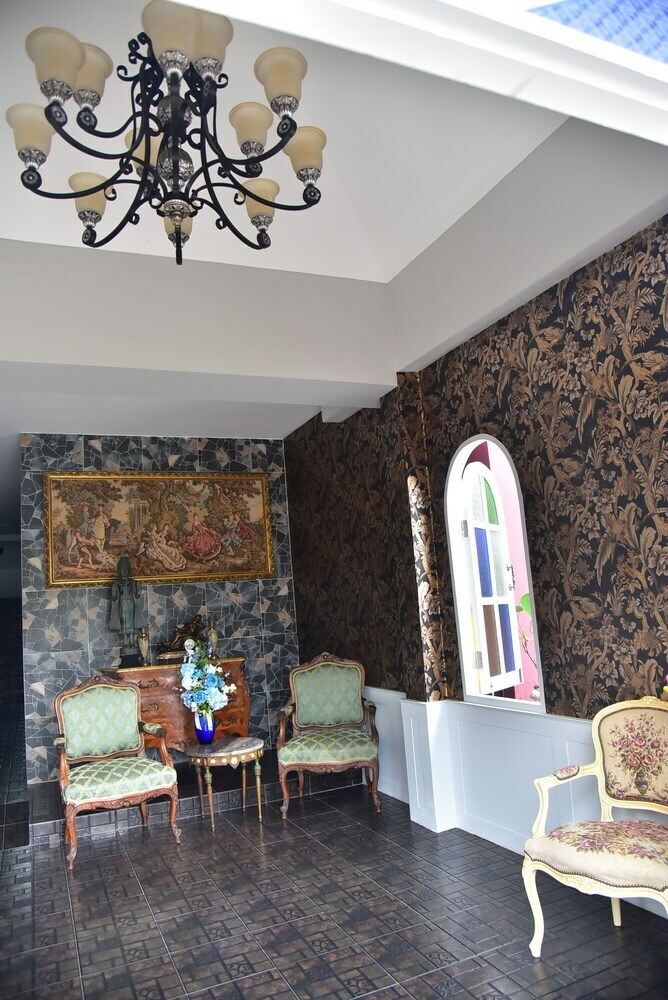 Ploy's Pearl Hotel