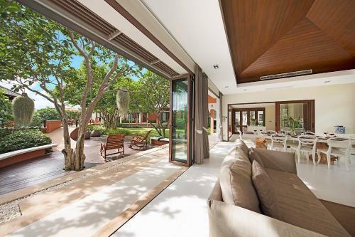 Six Hills Sea View Villa