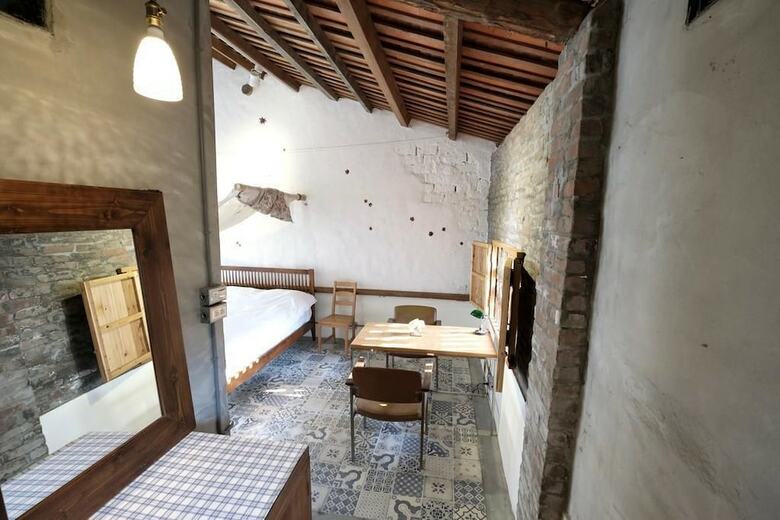 Hostal Yellow And Black Guest House