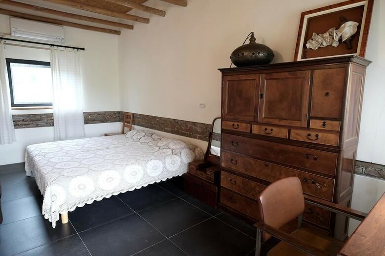 Hostal Yellow And Black Guest House