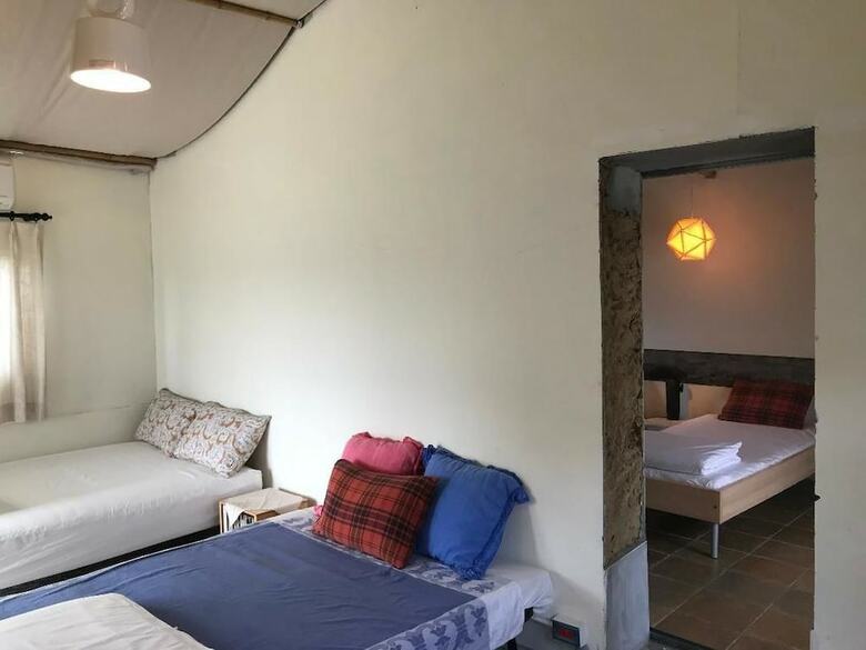 Hostal Yellow And Black Guest House