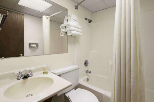 Hotel Super 8 By Wyndham Redfield