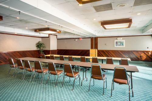 Hotel Rodeway Inn And Suites