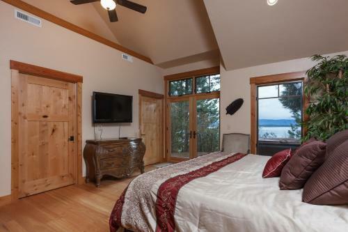 The Hilltop Lakefront Hideaway
