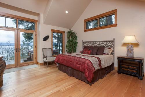 The Hilltop Lakefront Hideaway