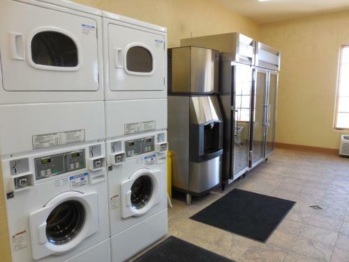 Hotel Silverland Inn & Suites