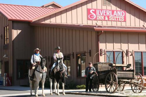 Hotel Silverland Inn & Suites