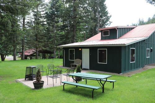 Hotel Lone Fir Resort