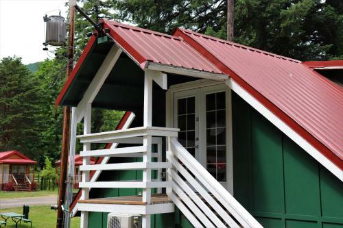 Hotel Lone Fir Resort