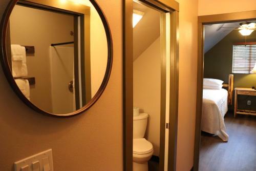 Hotel Lone Fir Resort