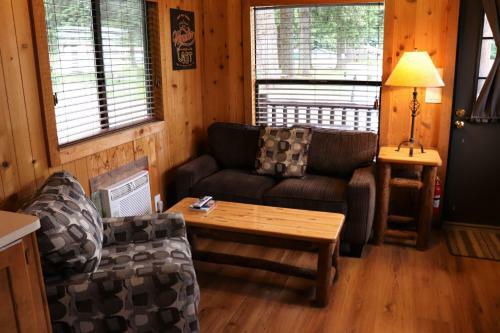 Hotel Lone Fir Resort