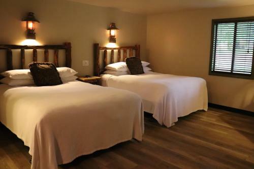 Hotel Lone Fir Resort