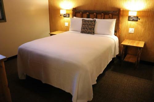 Hotel Lone Fir Resort