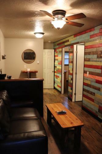 Hotel Lone Fir Resort