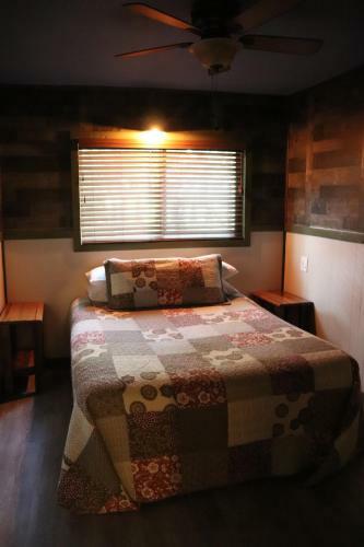 Hotel Lone Fir Resort