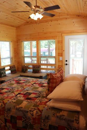 Hotel Lone Fir Resort