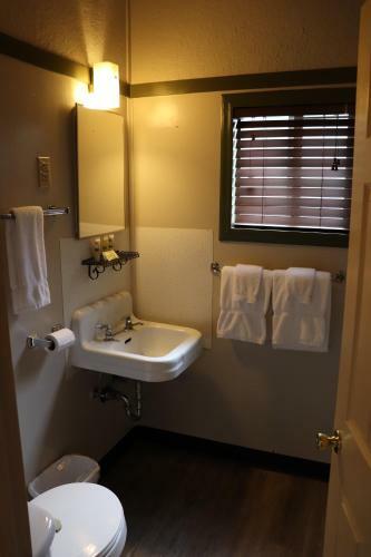 Hotel Lone Fir Resort