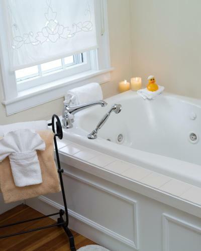 Centennial House Bed And Breakfast