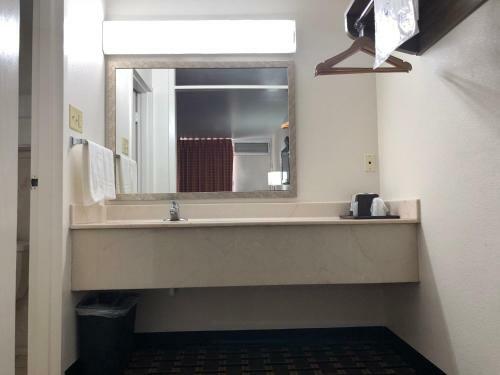 Motel Mid Continent Inn