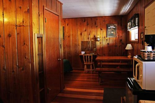 Historic Tamarack Lodge And Cabins