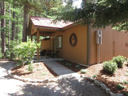 Historic Tamarack Lodge And Cabins