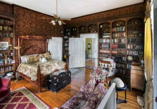 Historic Maple Hill Manor Bed & Breakfast