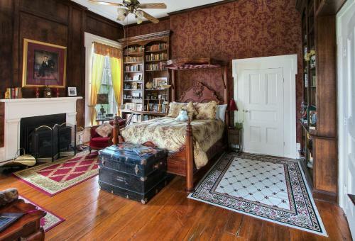 Historic Maple Hill Manor Bed & Breakfast