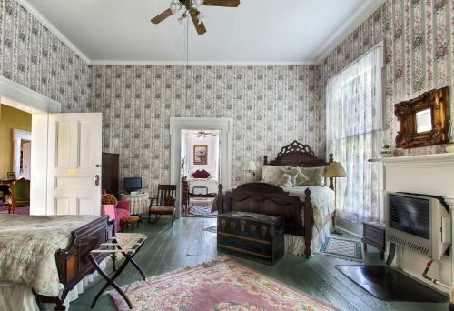 Historic Maple Hill Manor Bed & Breakfast
