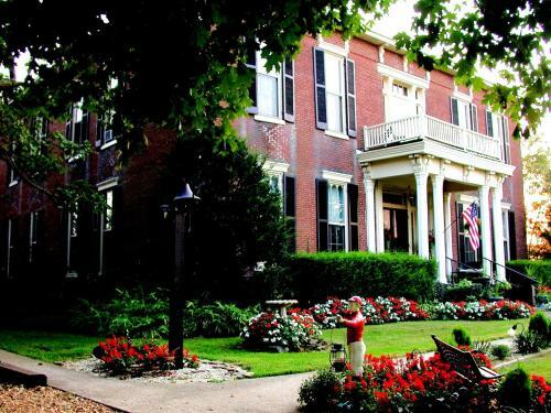 Historic Maple Hill Manor Bed & Breakfast