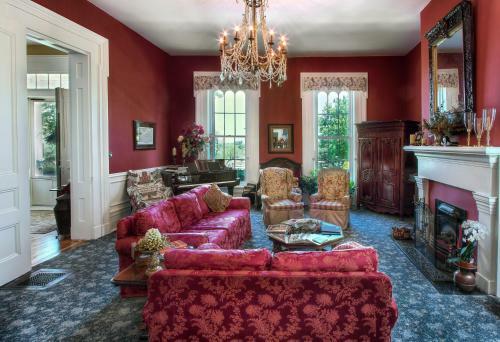 Historic Maple Hill Manor Bed & Breakfast