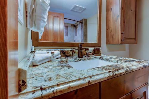 Powderhorn Lodge 408: Rustic Mountain Suite