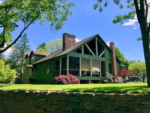 Bed & Breakfast Knapp's Creek Trout Lodge