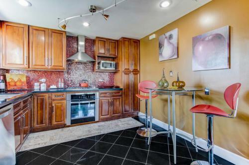 House-canyon Dr