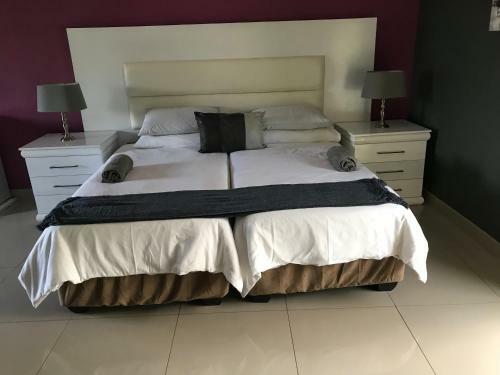 1 Oak Lodge