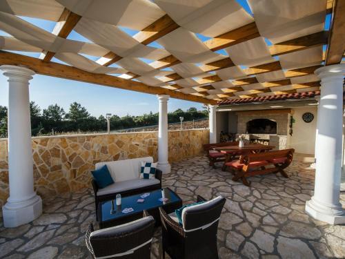 Beautiful Holiday Home In Debeljak With Swimming Pool