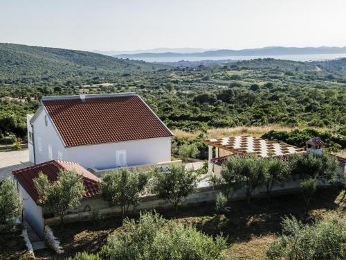 Beautiful Holiday Home In Debeljak With Swimming Pool