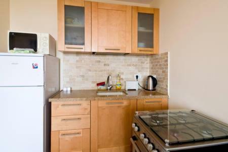 2 Br Apartment Near The Beach