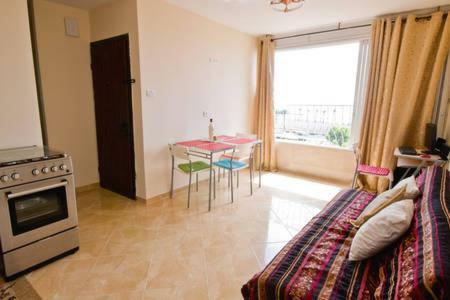 2 Br Apartment Near The Beach